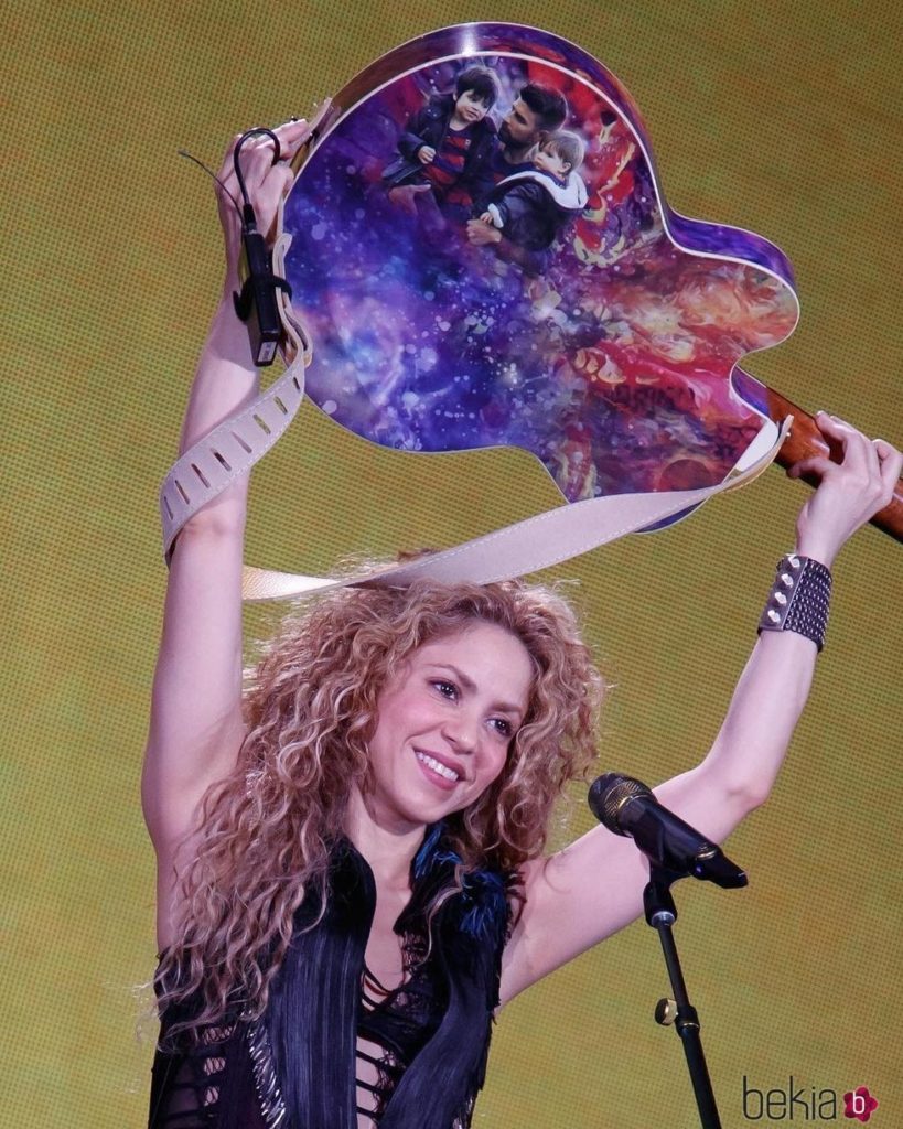 shakira sosteniendo su guitarra